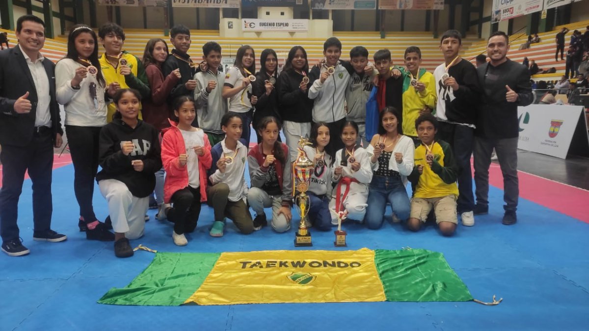 Los medallistas  orenses celebraron el título en Loja.