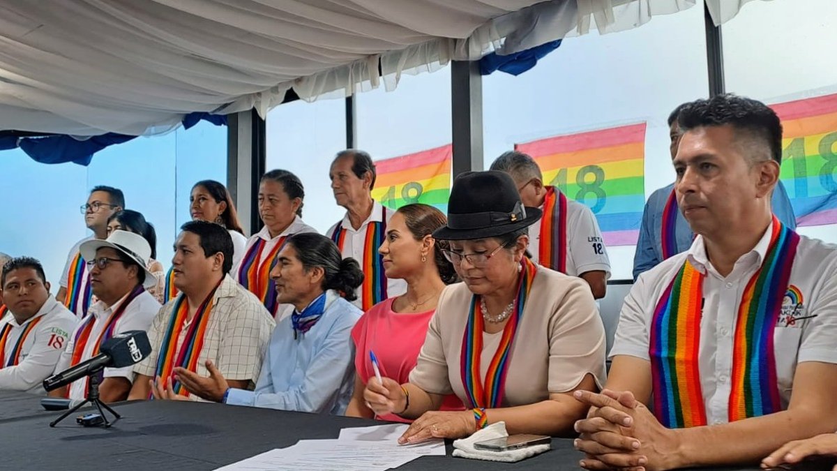 Yaku Pérez (c) y Nory Pinela, junto a Cecilia Velasque durante el evento en Guayaquil.