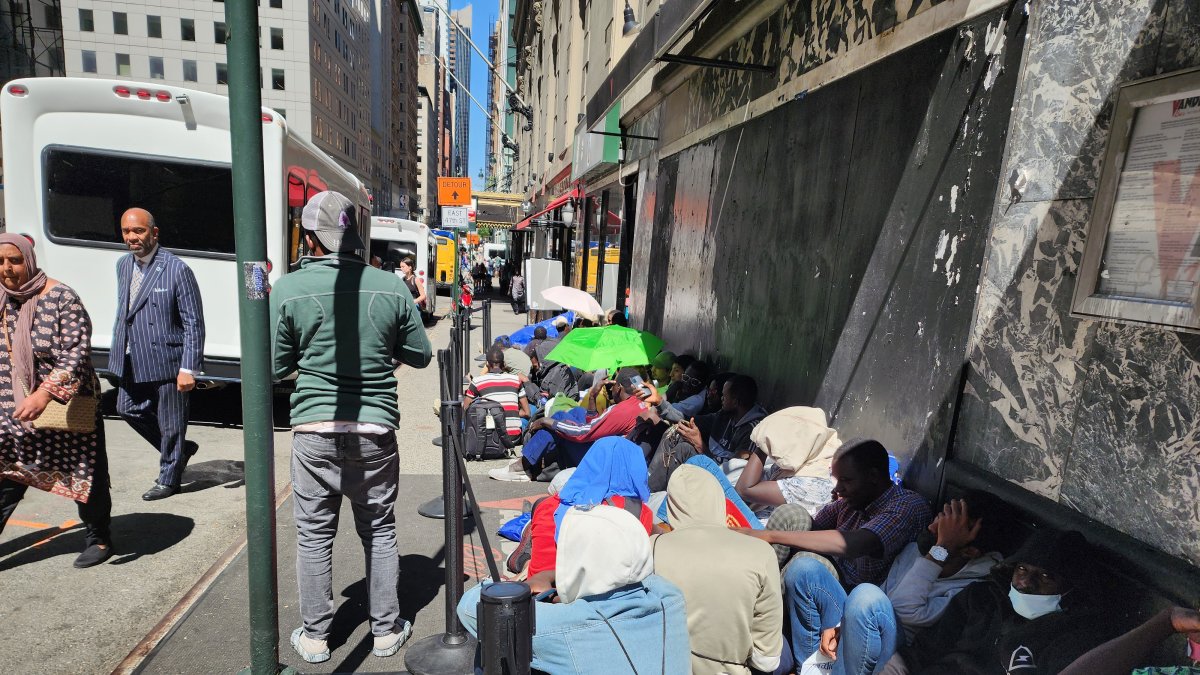Inmigrantes hacen fila en espera de ser enviados a un albergue y con la esperanza de tener pronto un empleo, hoy, en Nueva York (EE.UU.).