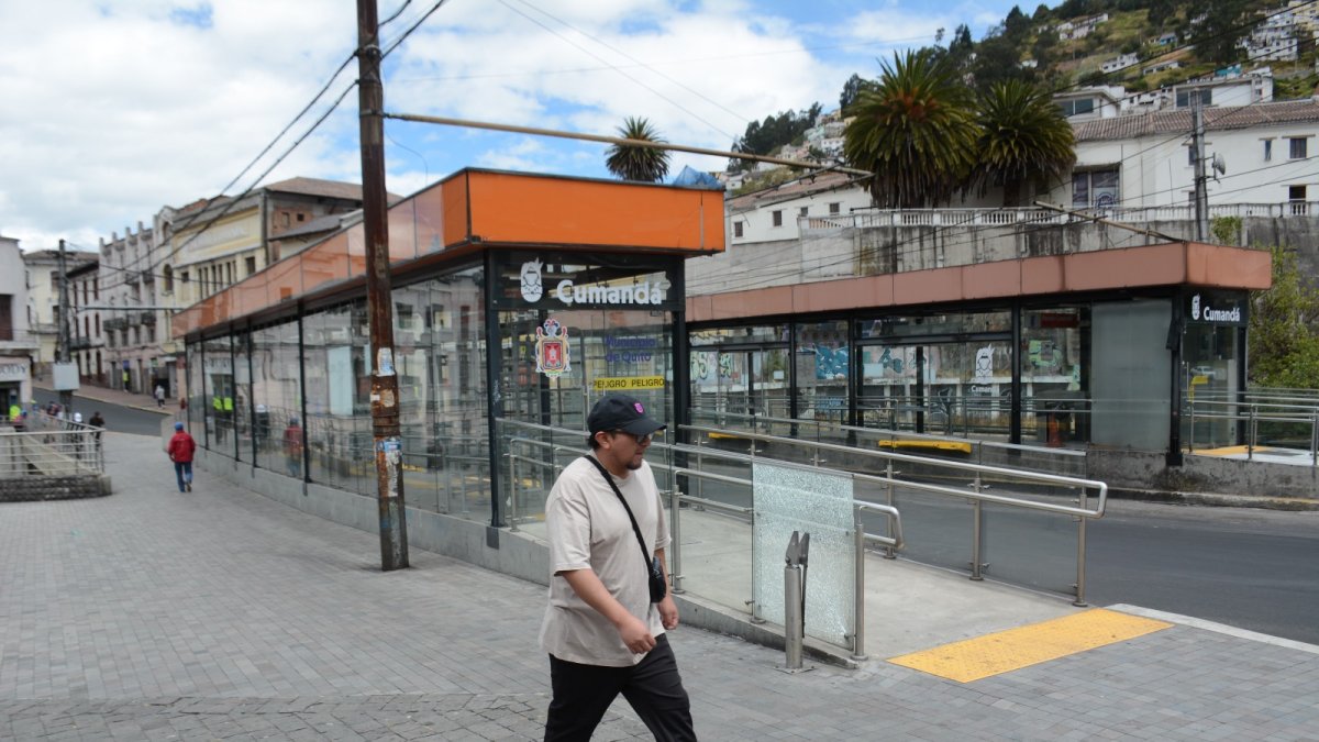 Tramos. Algunos vecinos caminan largos trayectos para llegar a un punto por donde puedan tomar transporte público que los lleve a diferentes puntos de la ciudad.