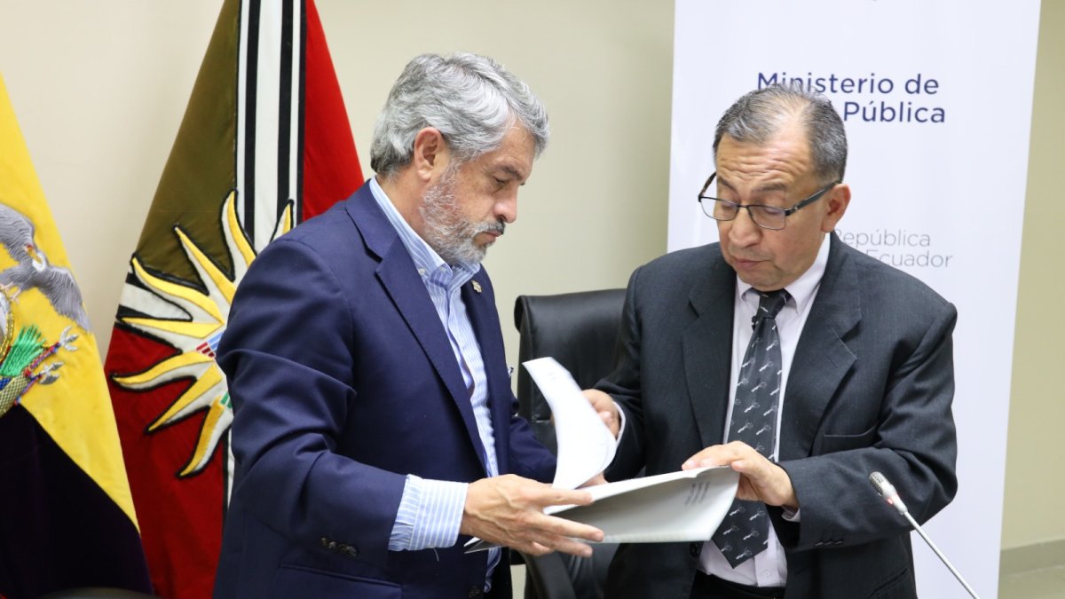 El ministro de Salud, José Ruales; y el gobernador de la provincia de Santo Domingo de los Tsáchilas, Eduardo Tacuri, este martes 1 de agosto.