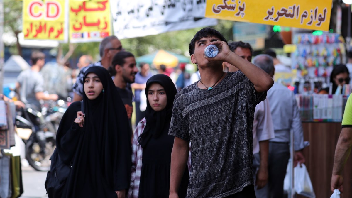 Un joven bebe en una calle de Teherán, Irán.