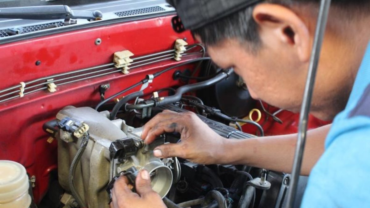 Limpie de manera permanente el cuerpo de aceleración y evite molestias.