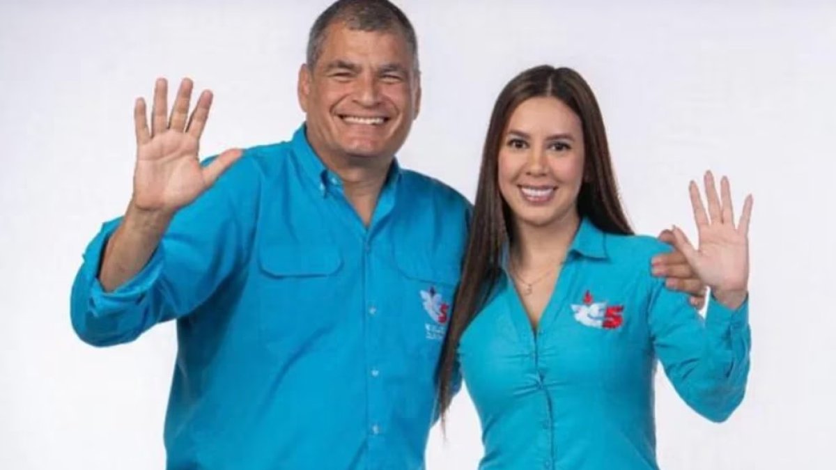 Propaganda. Con esta imagen ilegal, pues Rafael Correa tiene prohibido participar en la campaña, Raisa Vulgarín promociona su candidatura.