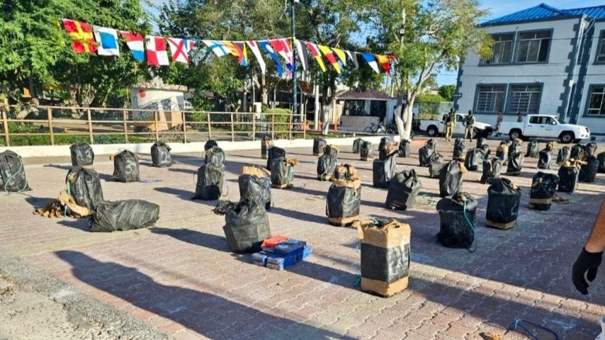 Armada del Ecuador incautó 1,44 tonelada de cocaína cerca de las Islas Galápagos