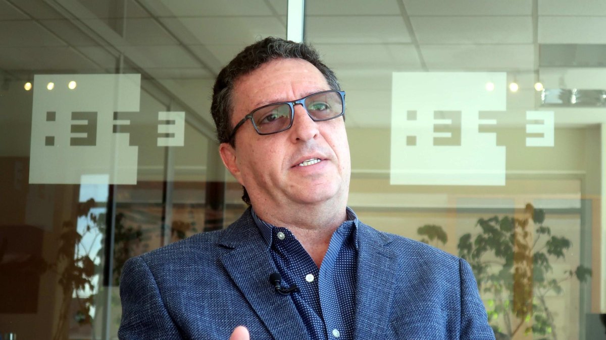 Óscar Vela, abogado de Nelson Serrano, habla durante una entrevista con EFE el 31 de julio de 2023, en Quito (Ecuador).