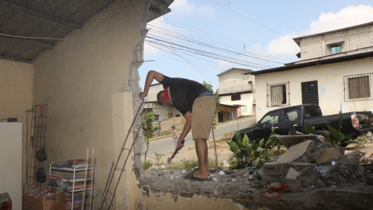 Un bus se estrelló contra una vivienda en Flor de Bastión.