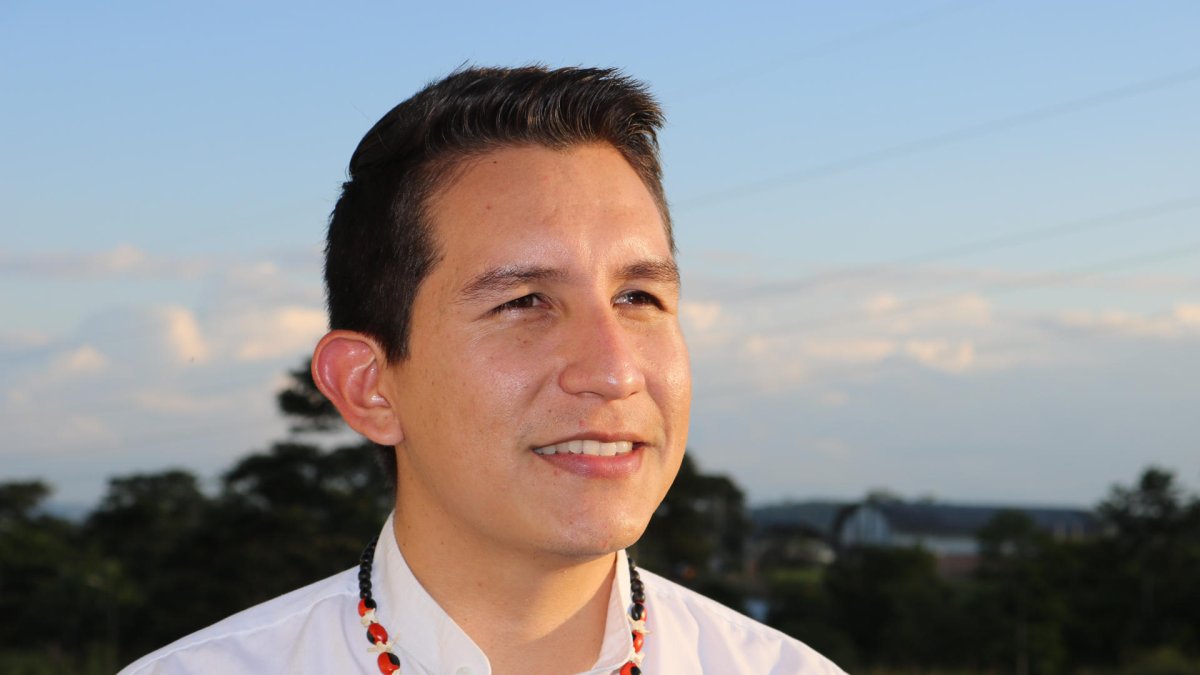 El prefecto de la amazónica provincia de Pastaza, André Granda, habla durante una entrevista con EFE, en El Coca (Ecuador).