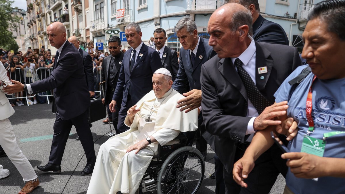El Papa Francisco saluda a la multitud cuando llega a una reunión con el Primer Ministro de Portugal, Antonio Costa (no en la foto), en la Nunciatura Apostólica en Lisboa.
