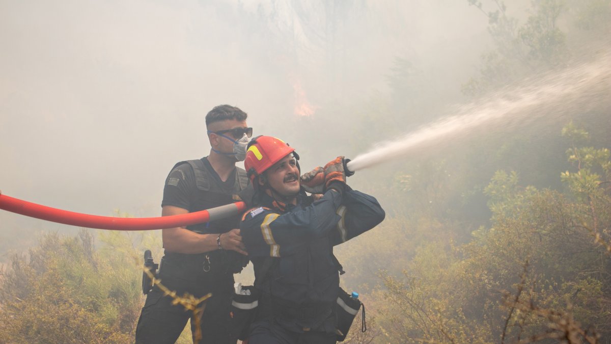 Bomberos trabajan en la extinción de un incendio el pasado mes de en Vati, en la isla griega de Rodas.