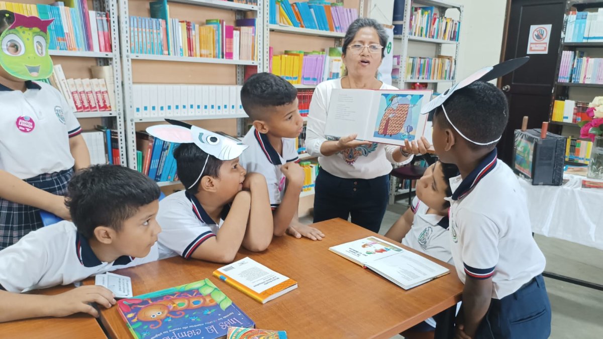 os alumnos se involucran en la lectura con la guía de sus docentes.