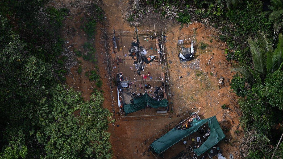 Fotografía de archivo fechada el 15 de febrero de 2023 de un campamento de garimpeiros durante una operación contra el avance de la deforestación.