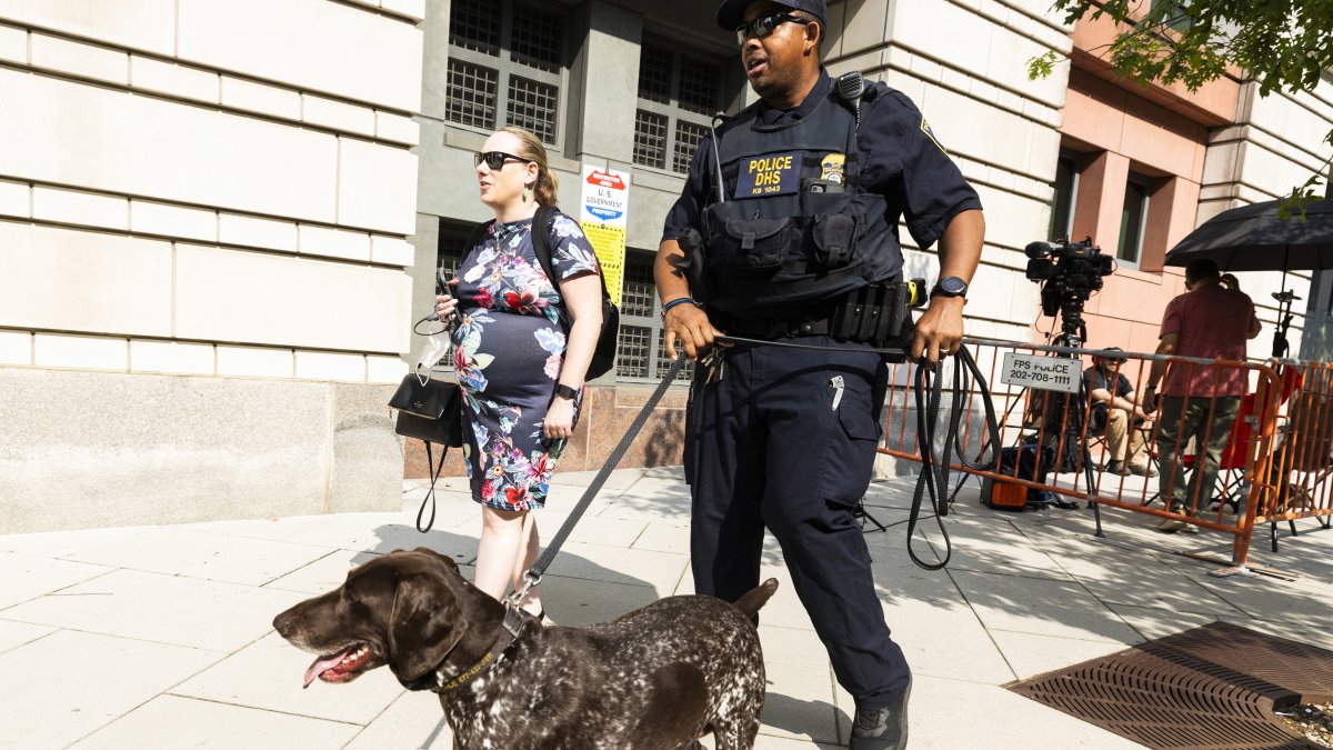 Seguridad camina frente al Palacio de Justicia de los Estados Unidos E. Barrett Prettyman, donde la jueza Tanya Sue Chutkan procesará al expresidente estadounidense Donald J. Trump.