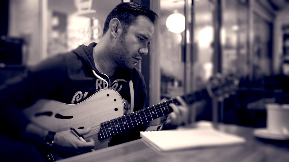 Tito Proaño es uno de los cantautores ecuatorianos más prolíficos y versátiles del pop nacional.