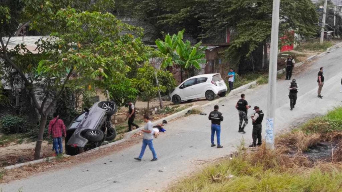 Escena. Peritos policiales recorrieron el lugar del crimen, donde levantaron una docena de indicios balísticos.
