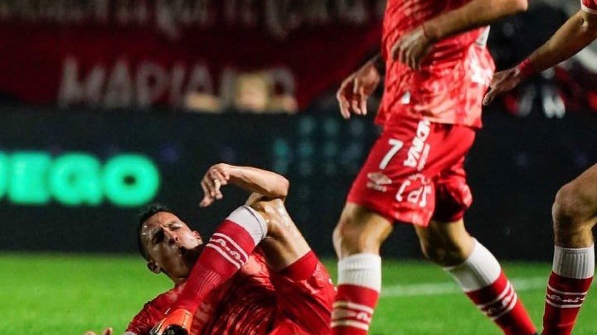 La escalofriante imagen de Sánchez en el césped ha sido viralizada en redes.