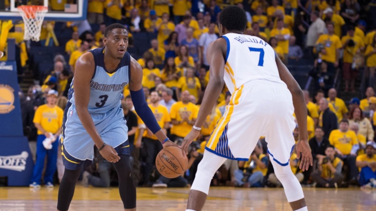 Adams (i) jugó en 2015 las semifinales de la Conferencia Oeste ante el Golden Stade Warriors de Stephen Curry.