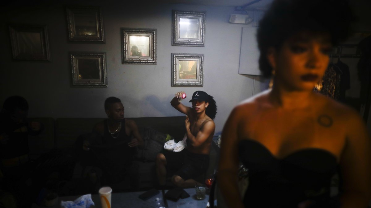 Instancia. Drag Queens se alistan para un show en el club LGTBI Envy Club, en Ciudad de Panamá.