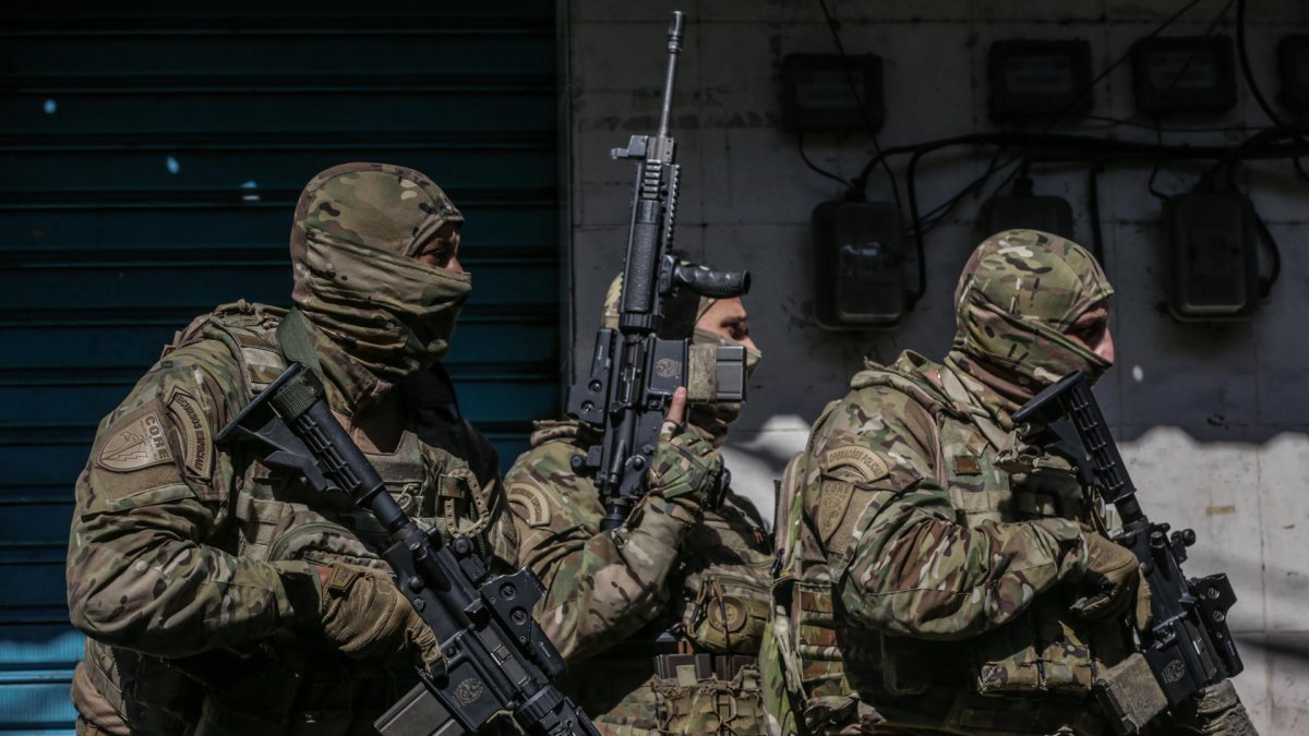 Imagen de archivo de policías militares realizan un operativo en Brasil.