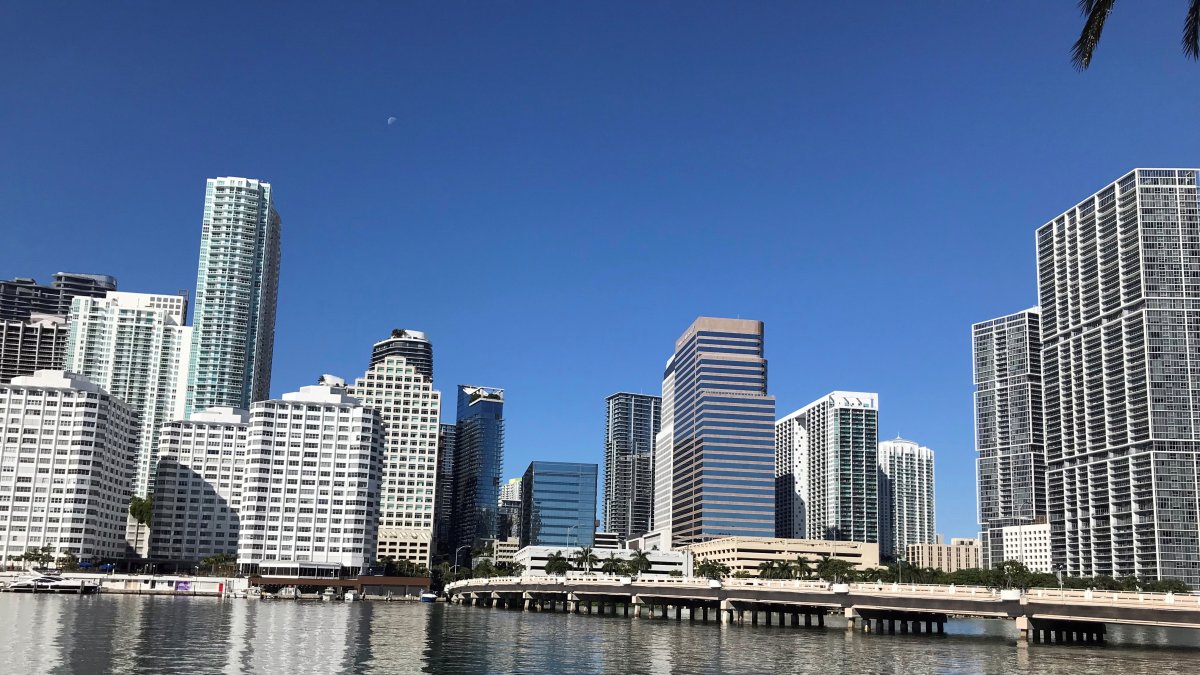 Viviendas.- Vista de grandes edificios sobre el río Miami.
