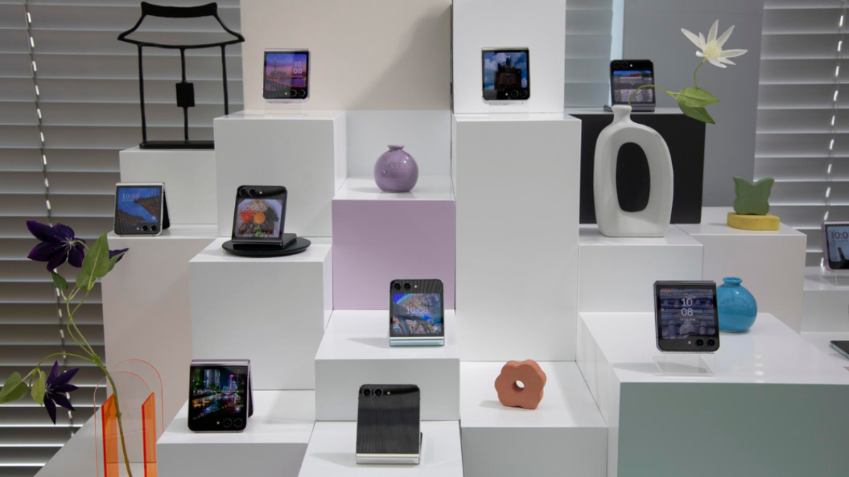 Los Galaxy Z Flip5 ahora traen una pantalla delantera mucho más amplia que la de su antecesor.