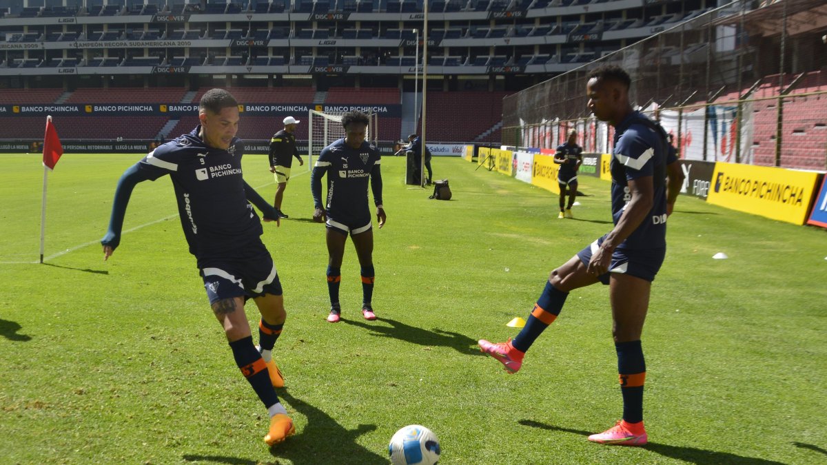 El delantero peruano Paolo Guerrero (i) está listo para su debut oficial con Liga de Quito por Copa Sudamericana.