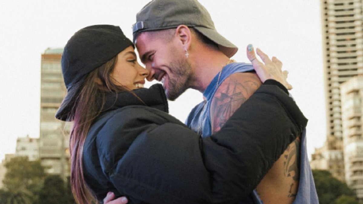 La cantante argentina y el futbolista del Atlético de Madrid se conocieron a través de las redes sociales