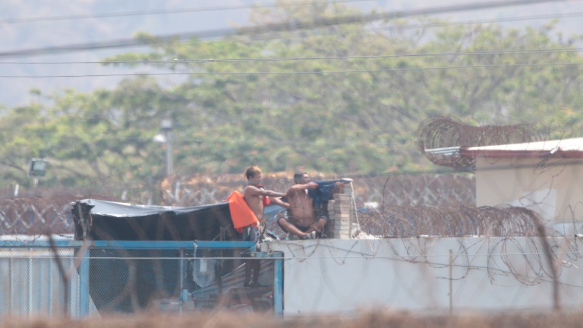 En los techos de las prisiones de Guayaquil se observan garitas improvisadas que han sido vigiladas por presos con armas