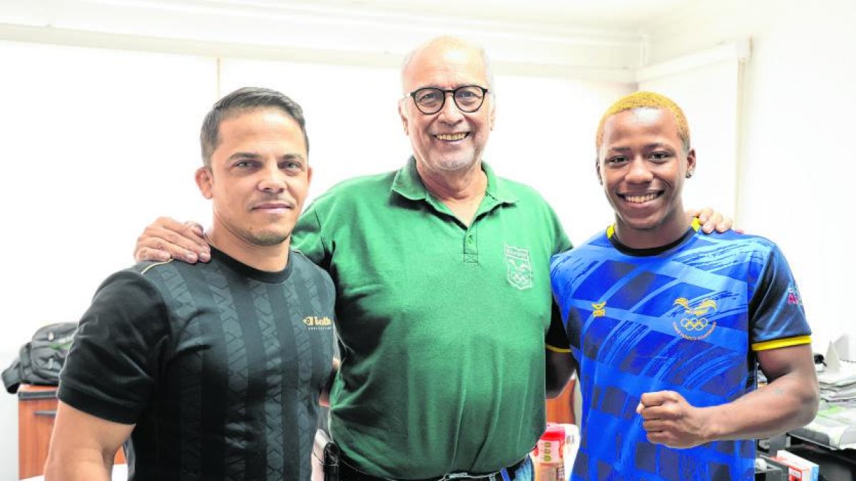 Eduardo Puentes, entrenador (i), Jorge Delgado, del COE, y Jeremy Peralta.