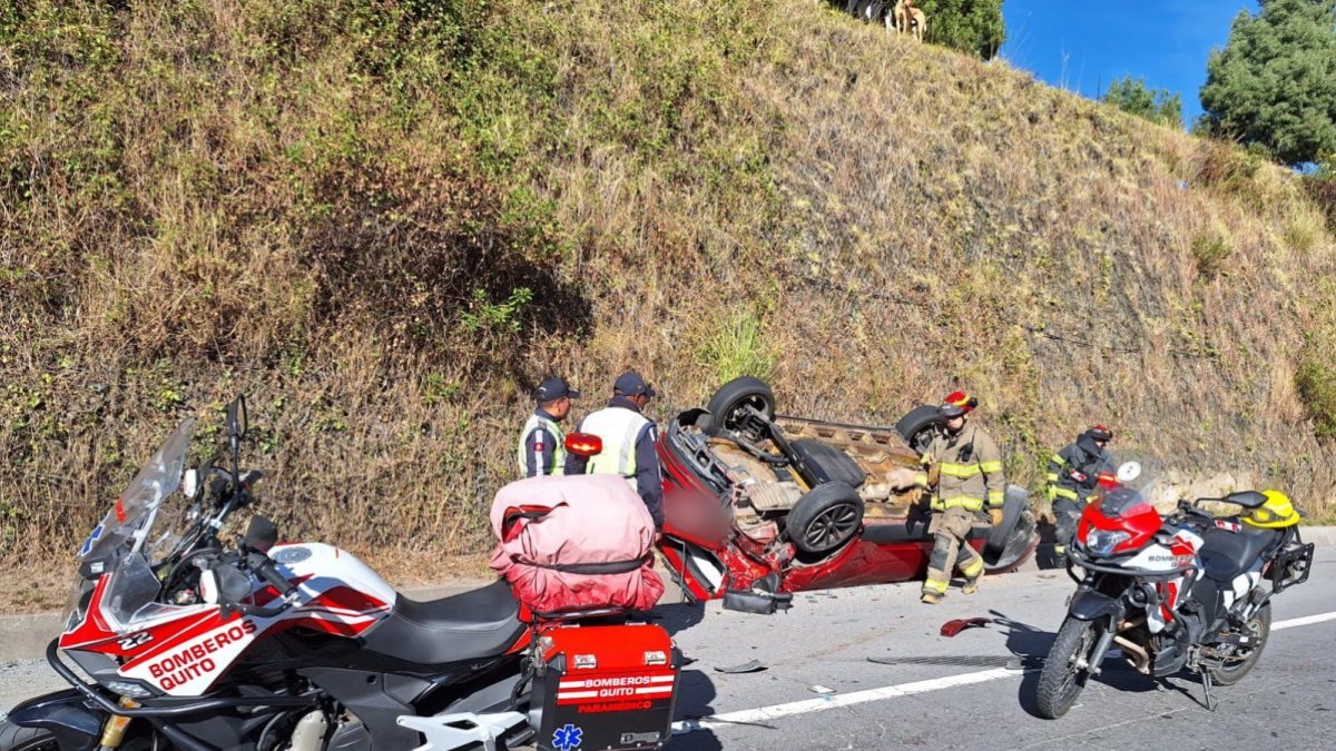 Al lugar del siniestro de tránsito acudió personal del Cuerpo de Bomberos de Quito.