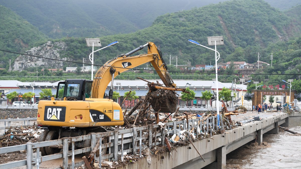 Las intensas lluvias y las inundaciones provocadas por el tifón Doksuri causaron graves daños y el derrumbe este jueves 3 de agosto en un puente en el noreste de China,