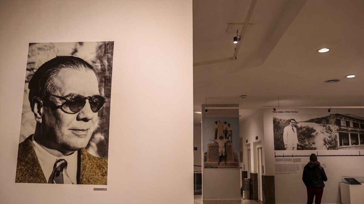 Una persona visita la muestra 