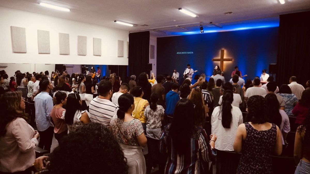 Uno de los grupos de música cristiana que se reúnen en la Iglesia de Dios de Samborondón.