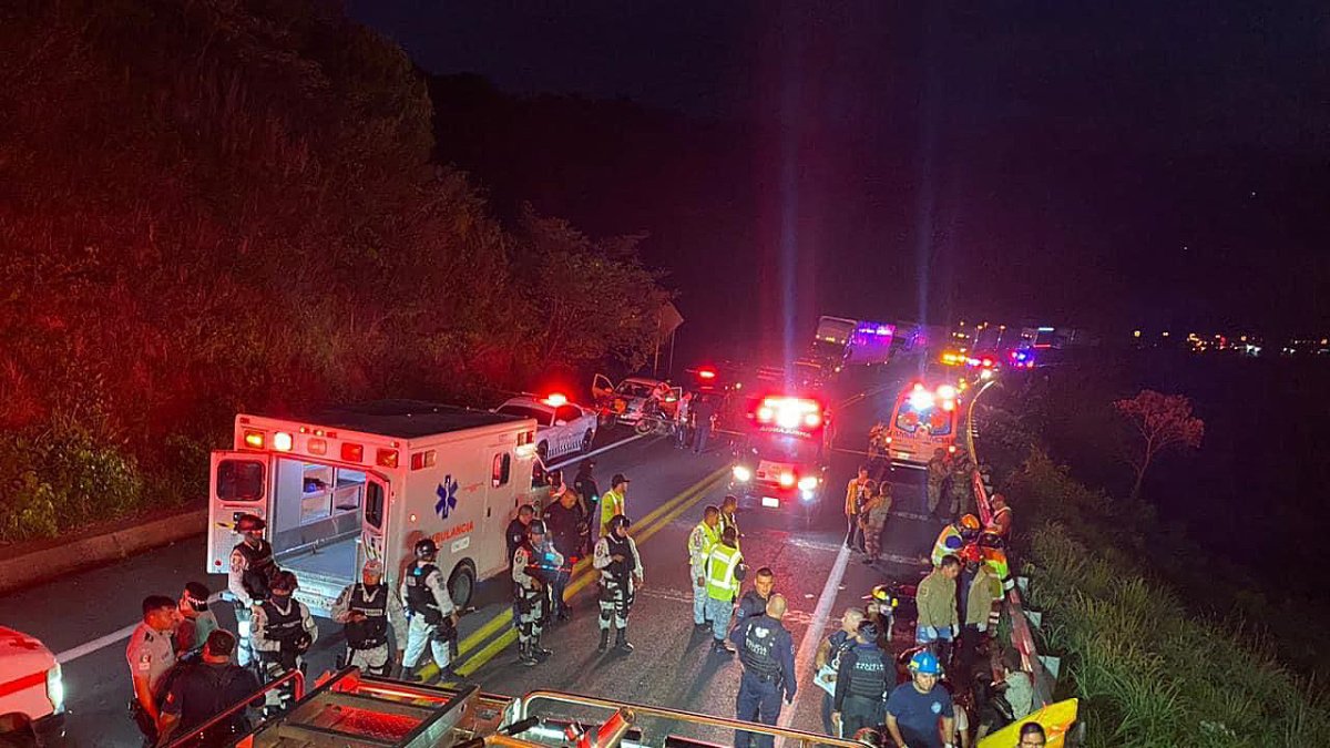 La fotografía muestras la zona donde se volcó un autobús en la madrugada del jueves 3 de agosto de 2023, en el poblado de Barranca Blanca en el estado de Nayarit (México).