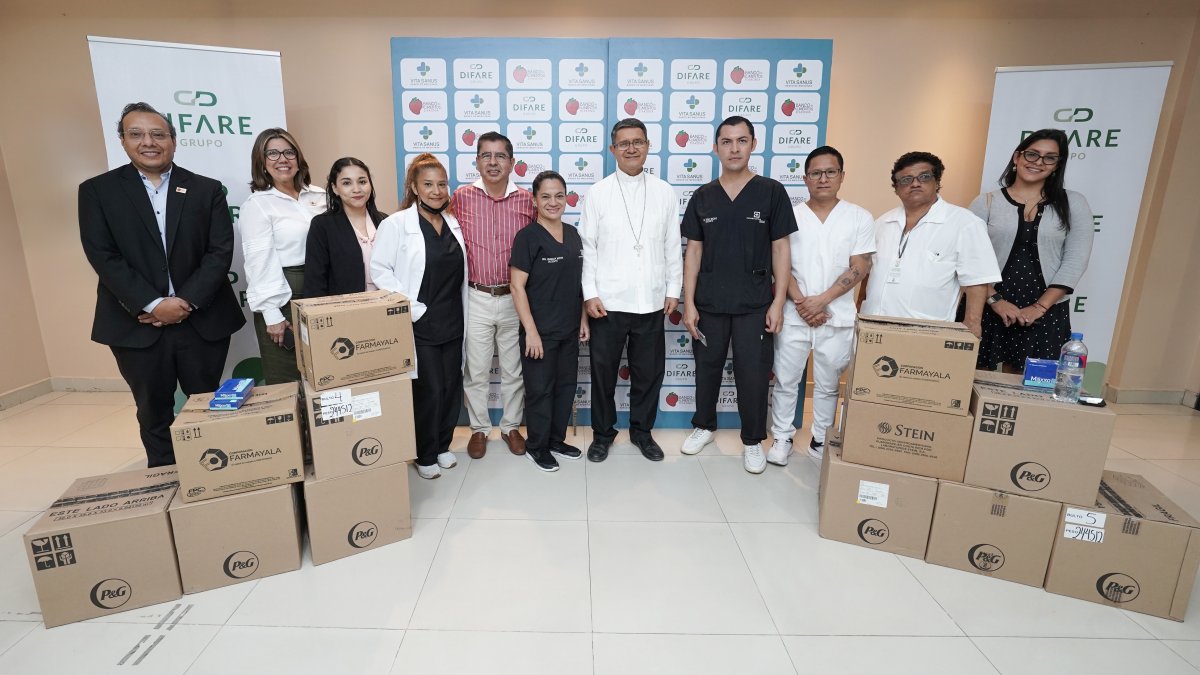 Monseñor Luis Gerardo Cabrera, arzobispo de Guayaquil y presidente del Banco de Alimentos Diakonía, junto a los representantes de las empresas aliadas del Banco de Medicina.