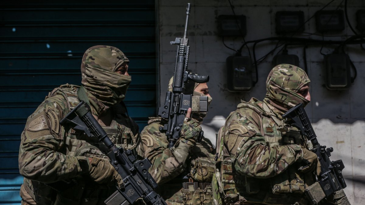 Imagen de archivo de policías militares realizan un operativo en Brasil.