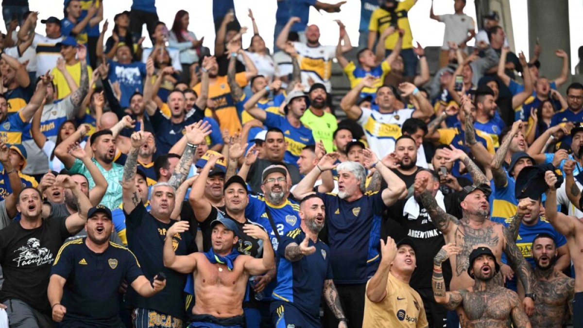 Hinchas de Boca Juniors en las gradas del estadio Gran Parque Central, del Nacional.