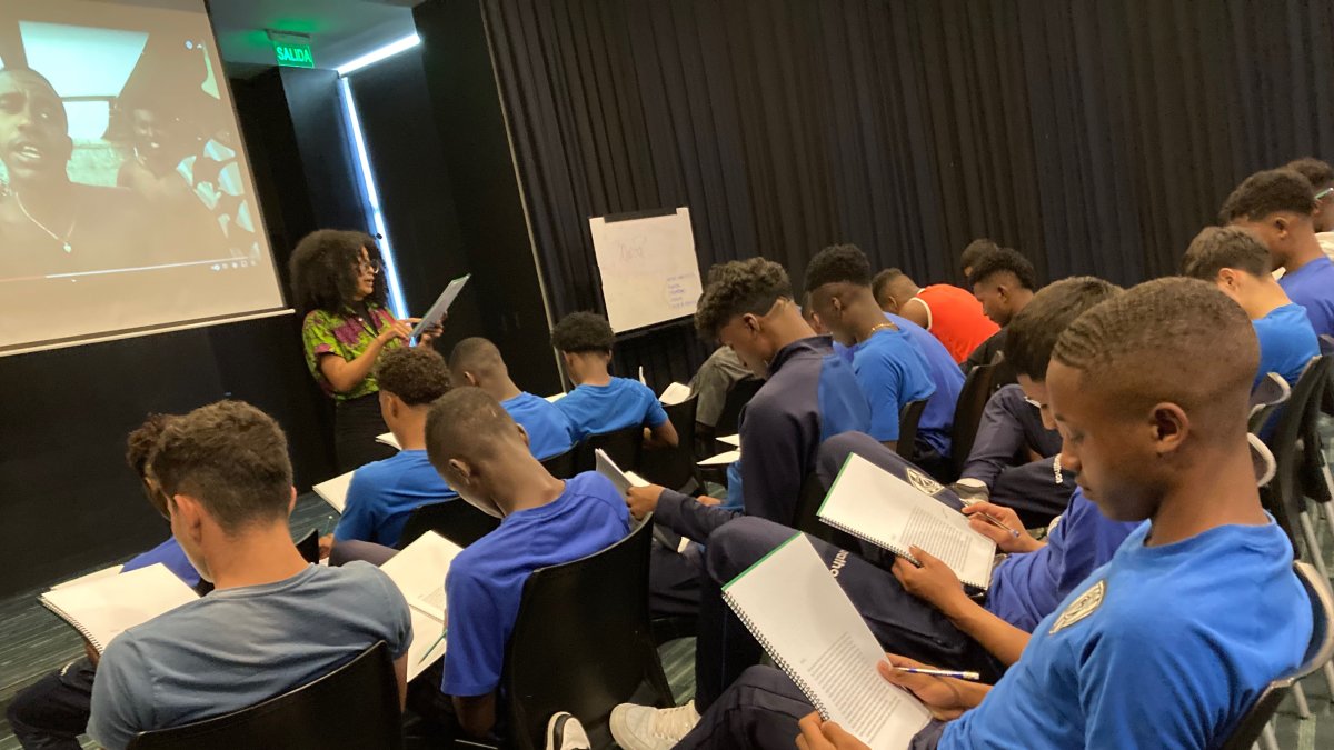 Los jugadores de las formativas de los rayados en los talleres que recibieron por parte de especialistas.