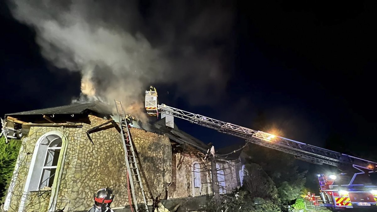 Uno los rescatistas ucranianos tratando de apagar un incendio después de que un dron ruso golpeó un edificio privado en una aldea de la región de Kiev, Ucrania, el 2 de agosto de 2023