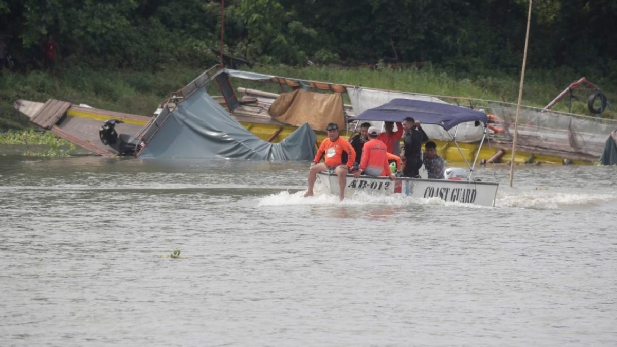 El portavoz de la Policía Metropolitana de Kampala, Patrick Onyango,dijo  que el incidente se dio  por  la sobrecarga unida a una fuerte tormenta de viento.