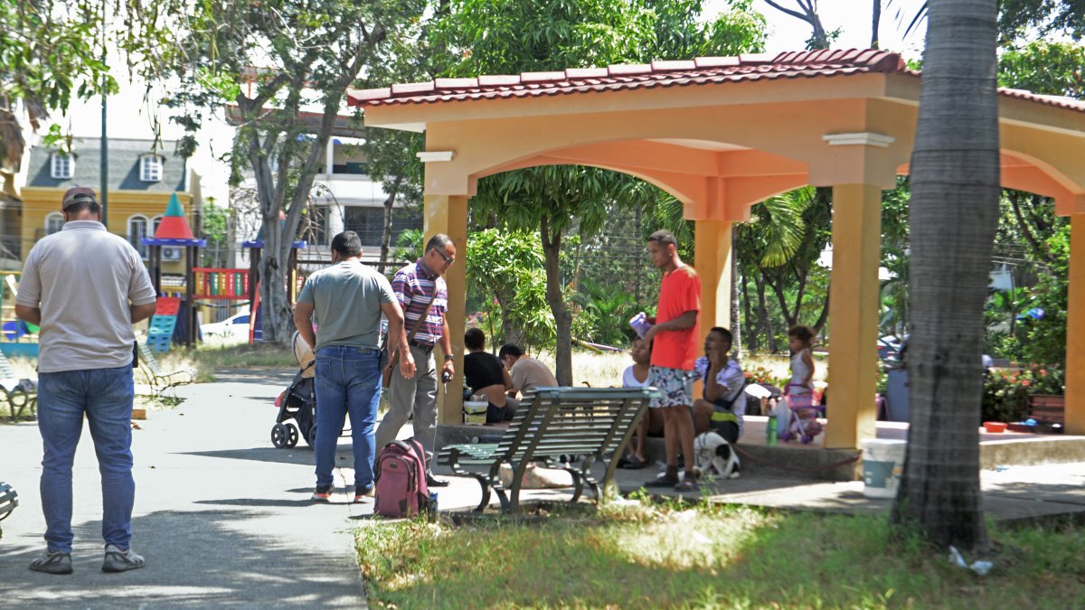 Cuadrillas de Áreas Verdes desalojaron a un grupo de venezolanos que se habían tomado un parque de La Garzota II, pero estos regresaron.