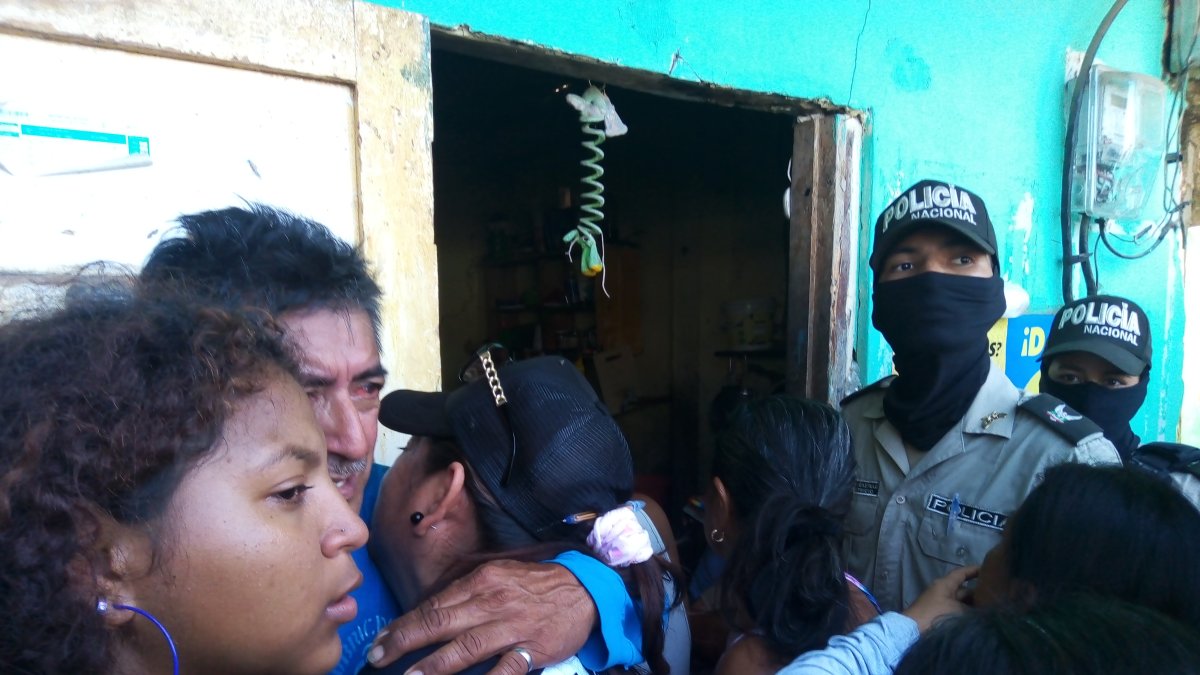 Familiares de las víctimas en los exteriores de la vivienda donde se registró el ataque.