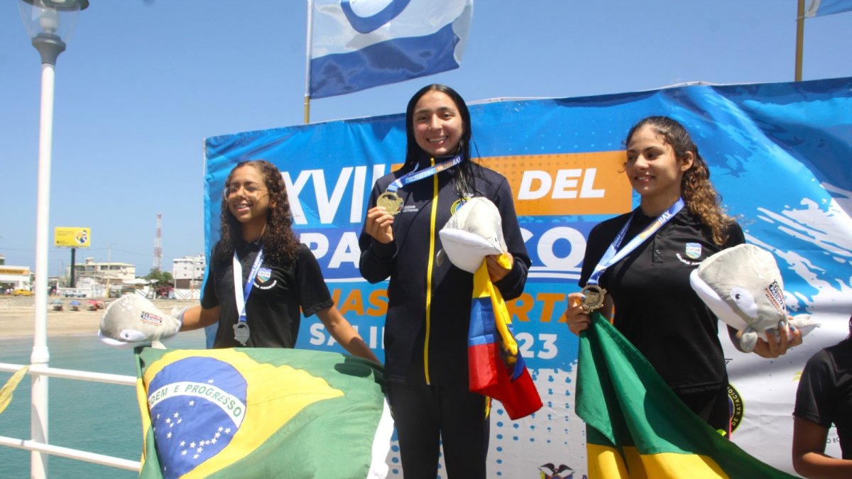 uello (c) lideró la prueba de los 5 km de aguas abiertas, tras hacer 1:01:30.