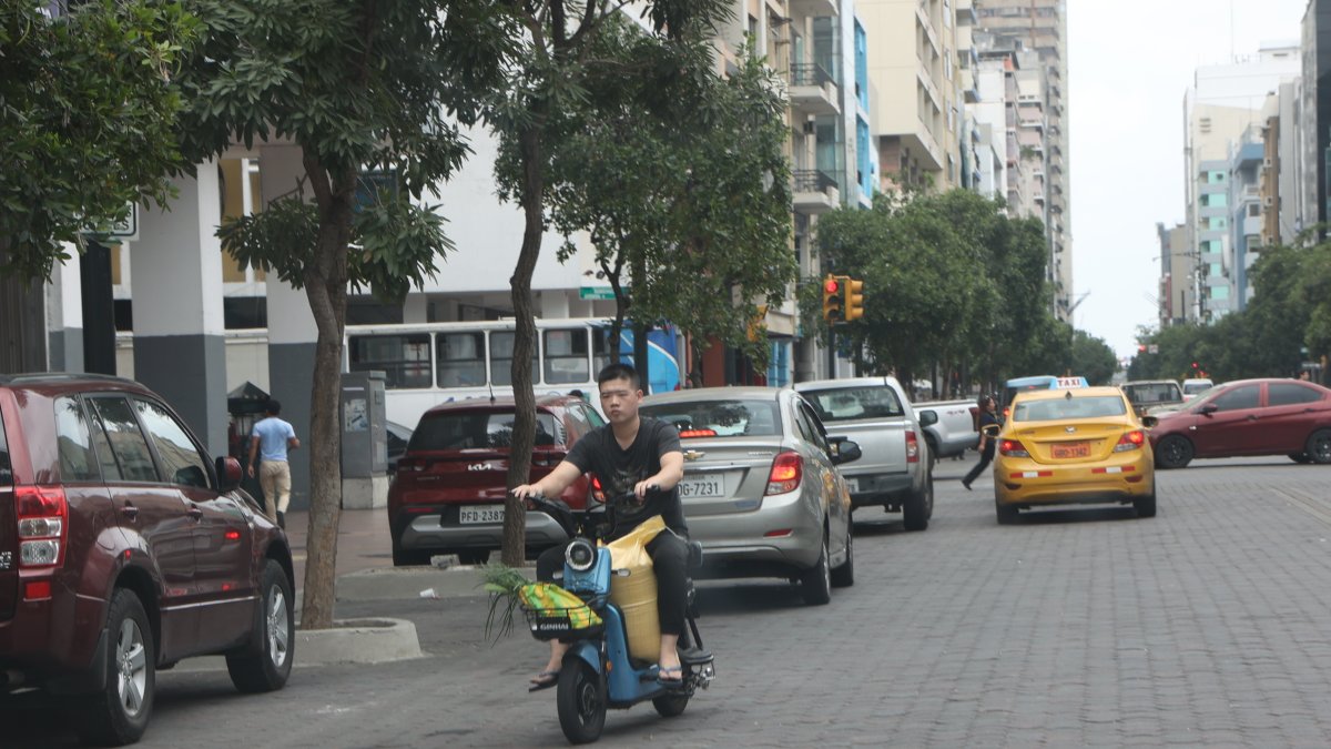 En la avenida 9 de Octubre se evidencia de forma repetida a ciudadanos en motos eléctricas, sin respetar el espacio para peatón o señaléticas en la calzada.