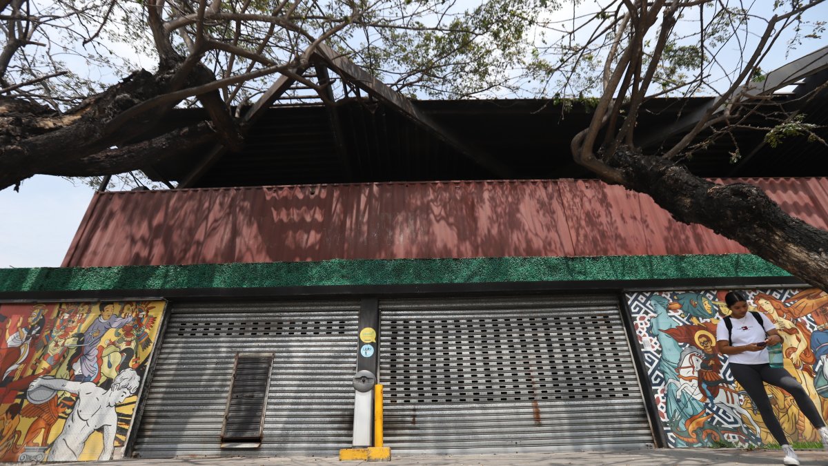 Cierre. En el lado de la Kennedy, el parqueadero luce cerrado, al igual que los comercios.