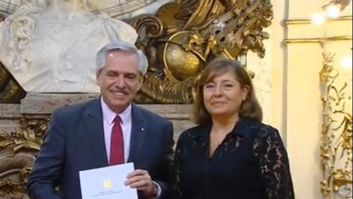 El presidente de Argentina, Alberto Fernández y la nueva embajadora ecuatoriana en ese país, Lotty Andrade.