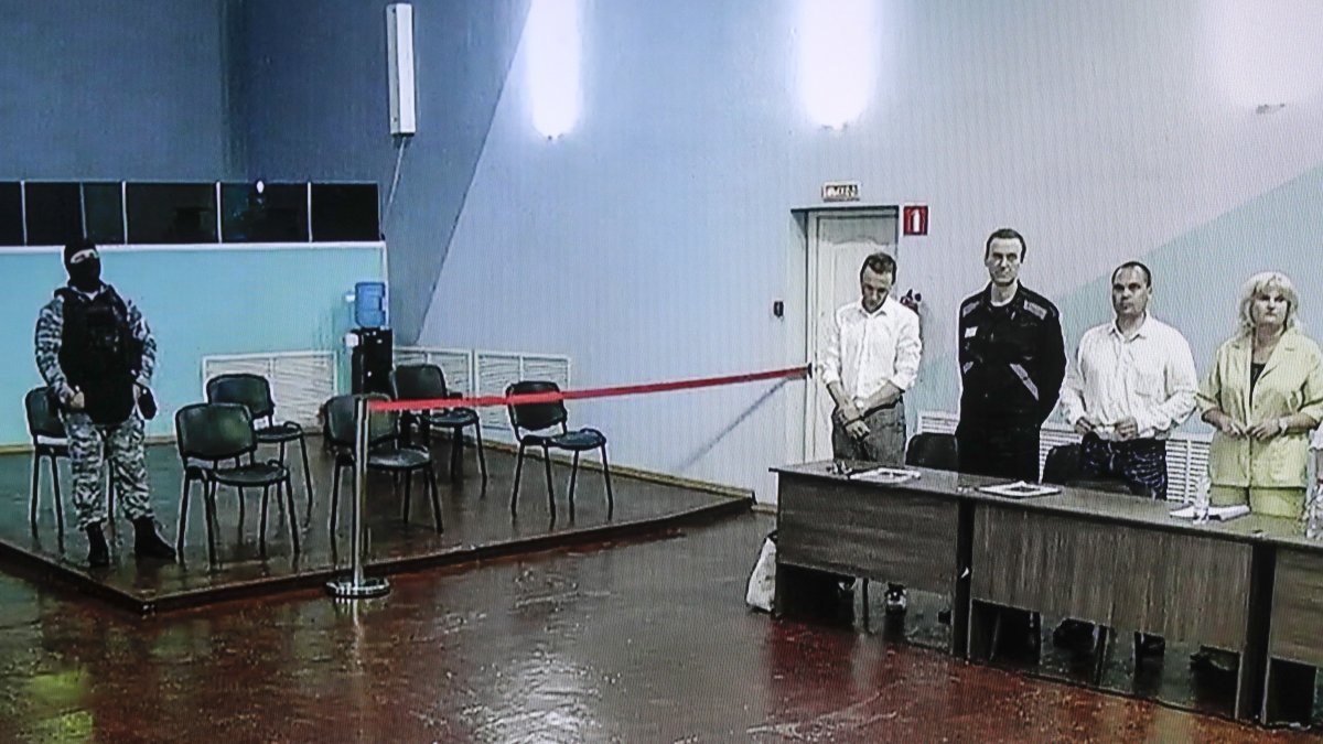 El encarcelado líder opositor, Alexéi Navalni (3d) ha sido condenado a otros 19 años de prisión por extremismo, entre otros cargos.