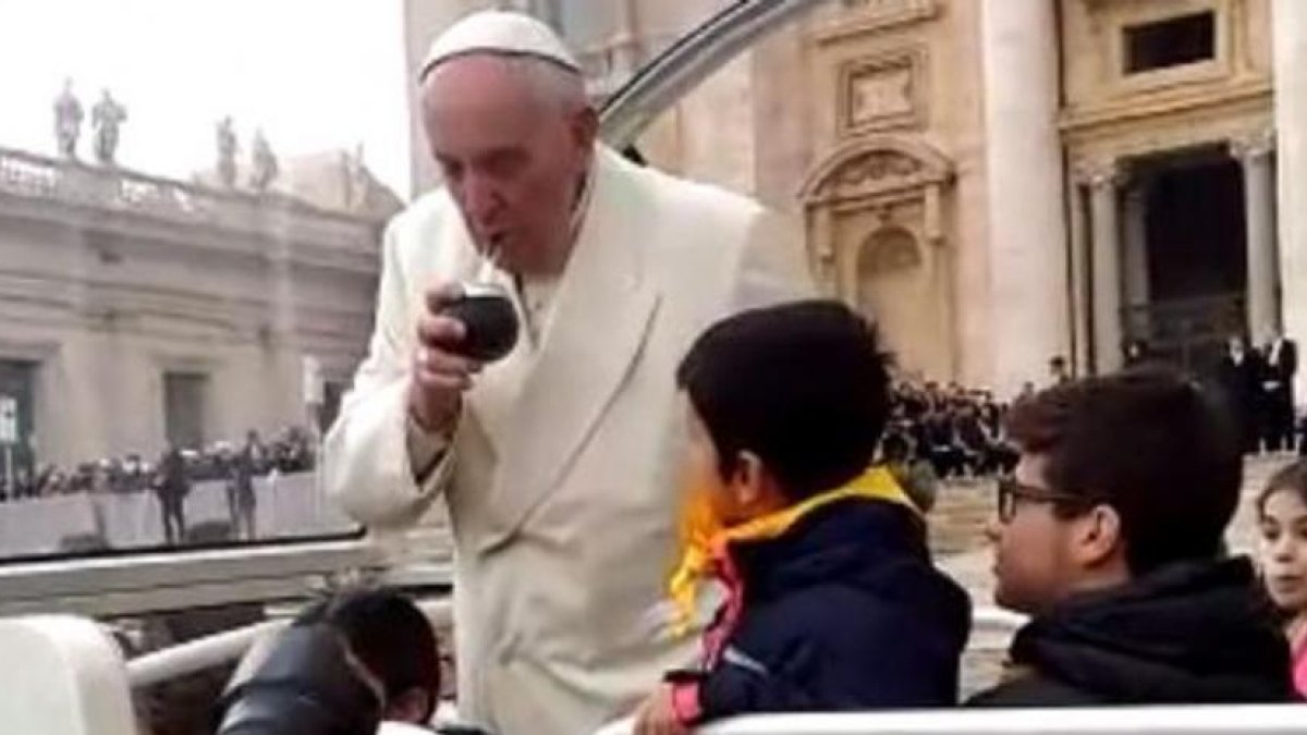 En otra ocasión el Papa Francisco se detuvo a tomar el mate que le ofrecían unos jóvenes compatriotas argentinos