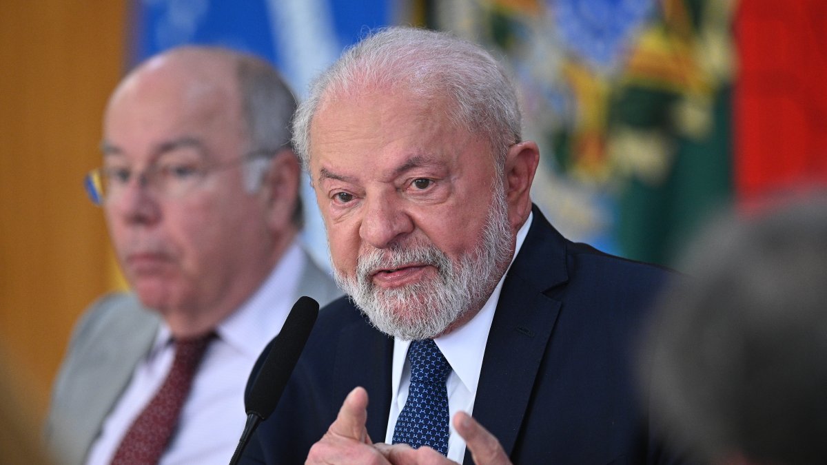 El presidente de Brasil, Luiz Inácio Lula da Silva, habla durante una rueda de prensa con corresponsales extranjeros hoy, en el Palacio de Planalto, en Brasilia (Brasil).