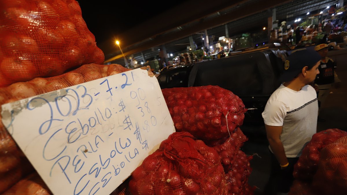 Mercado.- En Montebello, en Guayaquil, un saco de cebolla colorada se vende hasta en 90 dólares.